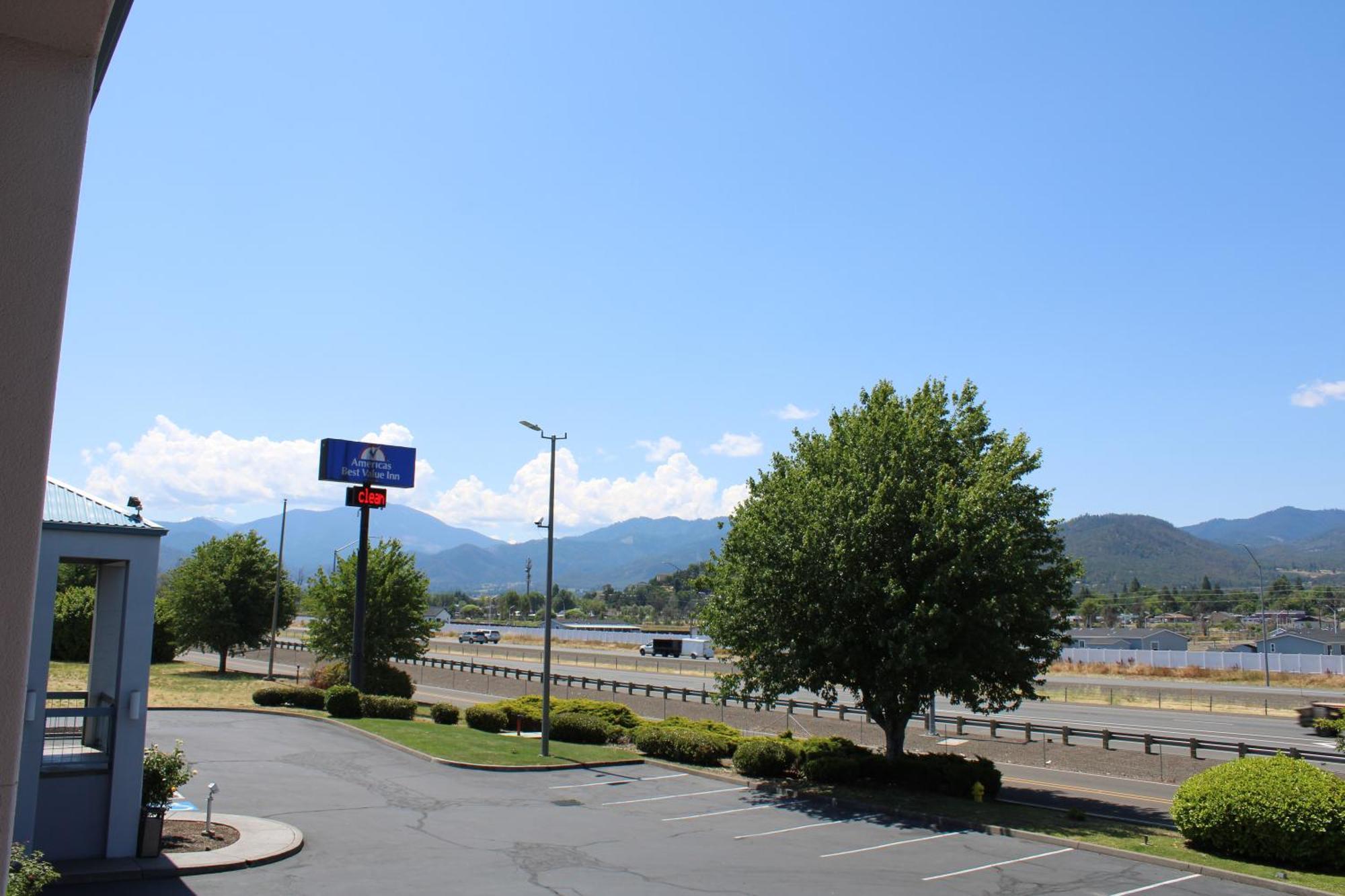 Americas Best Value Inn Phoenix Medford Buitenkant foto