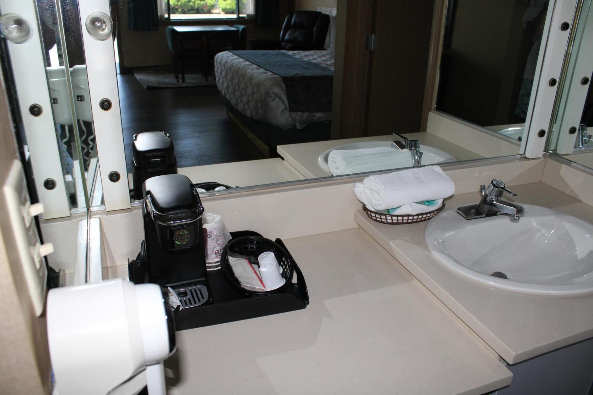 Americas Best Value Inn Phoenix Medford Buitenkant foto